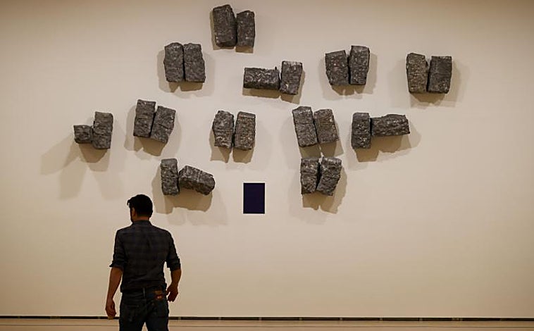 Imagen principal - Arriba, 'Mientras hacia ultramar el color levanta la piedra' (1995-2023). Colección del artista, Turín. Sobre estas líneas, a la izquierda, 'Torsión', en primer plano (Sammlung FER Colecction); a la derecha, 'Lado izquierdo', autorretrato de Anselmo. Colección particular