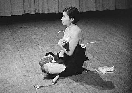 Imagen secundaria 1 - Arriba y a la derecha, 'Fly' (volar) y 'Freedom' (libertad), dos obras con marcado acento feminista. Izquierda, 'Cut Piece', 'performance' de Yoko Ono en 1964 fotografiada por Minoru