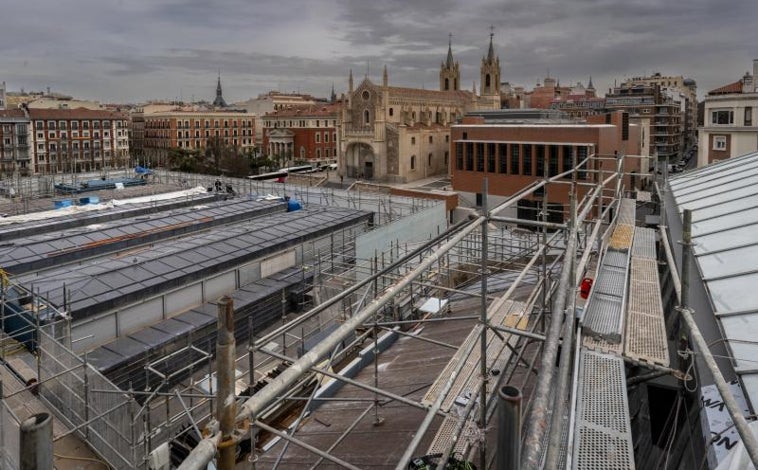 Imagen principal - Arriba, trabajos en las cubiertas de las Grecas Norte. Al fondo de la imagen, la iglesia de los Jerónimos y el edificio Moneo. Sobre estas líneas, a la izquierda y a la derecha, operarios, durante las obras en los tejados del Prado