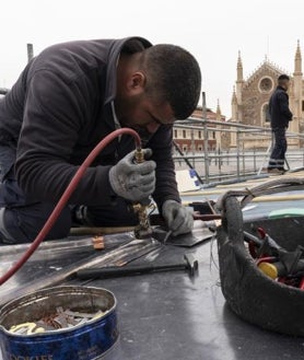 Imagen secundaria 2 - Arriba, trabajos en las cubiertas de las Grecas Norte. Al fondo de la imagen, la iglesia de los Jerónimos y el edificio Moneo. Sobre estas líneas, a la izquierda y a la derecha, operarios, durante las obras en los tejados del Prado