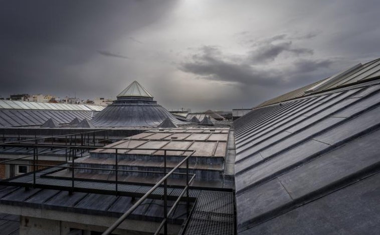 Imagen principal - Arriba y sobre estas líneas, tres espectaculares vistas de los tejados del museo y el Paseo del Prado