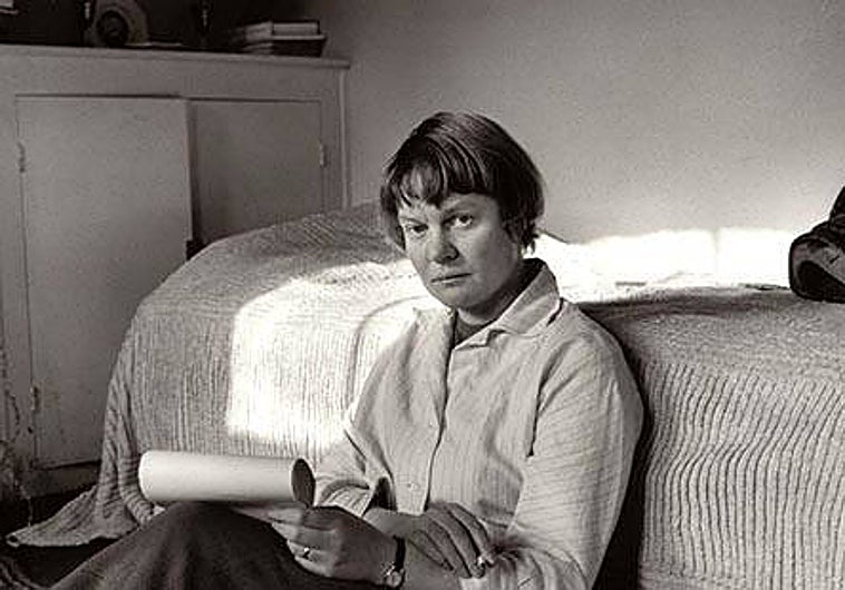 Iris Murdoch (1919–99) fotografiada 1957, perteneció al cuarteto de Oxford