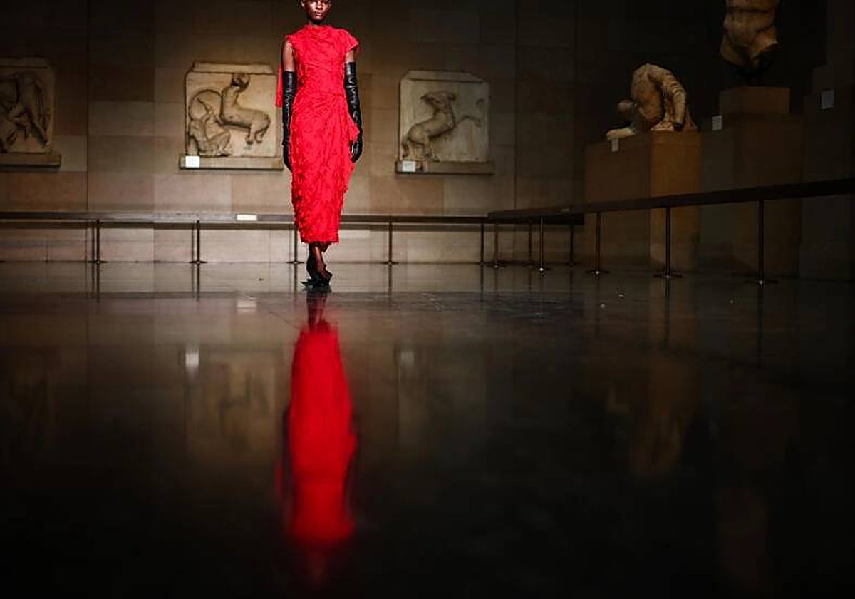 Desfile de Erdem Moralioglu en la Galería Duveen