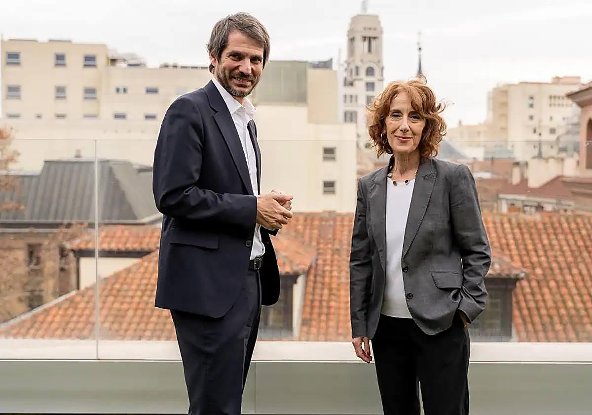 Ernest Urtasun, ministro de Cultura, y Paz Santa Cecilia, directora general del Inaem