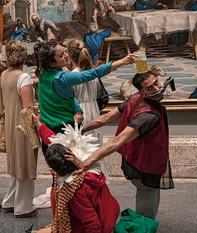 Imagen secundaria 2 - En las imágenes, algunas de las fotografías del conjunto ''LaBola desborda', en Max Estrella