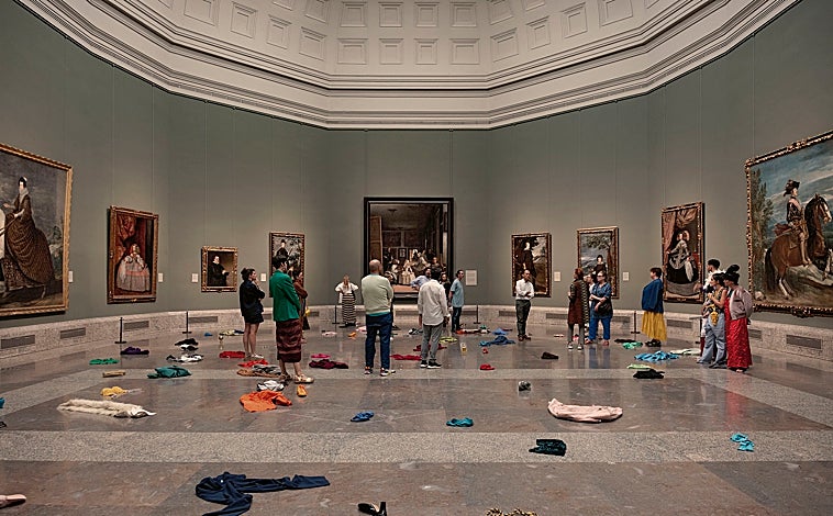 Imagen principal - En las imágenes, algunas de las fotografías del conjunto ''LaBola desborda', en Max Estrella