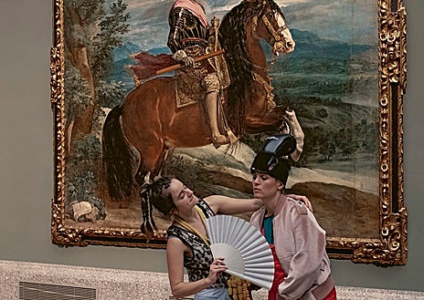 Imagen secundaria 1 - En las imágenes, algunas de las fotografías del conjunto ''LaBola desborda', en Max Estrella