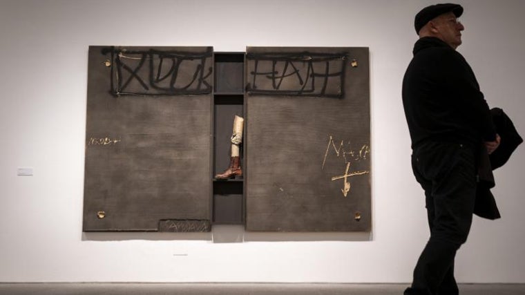 Un hombre, junto a ‘Dukkha’, de Tàpies