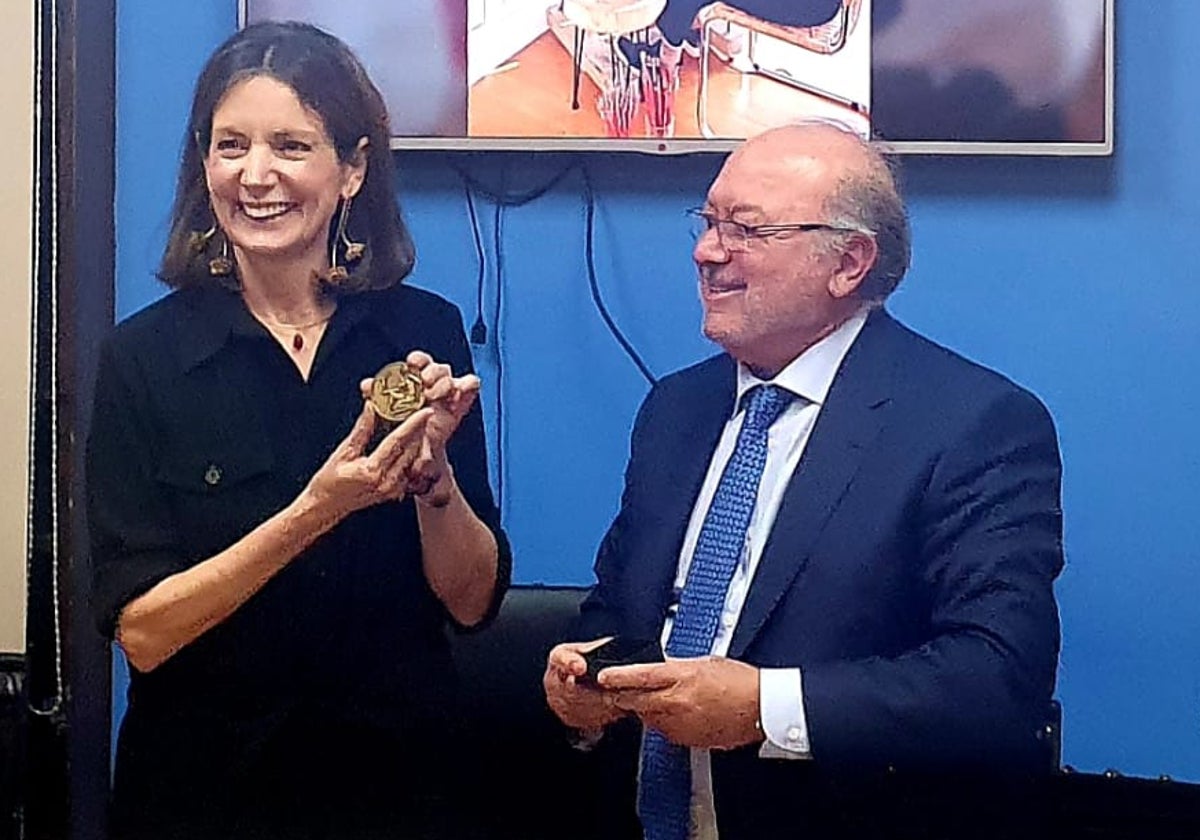 Paula Varona recibe la Medalla de Honor de la Asociación de Pintores