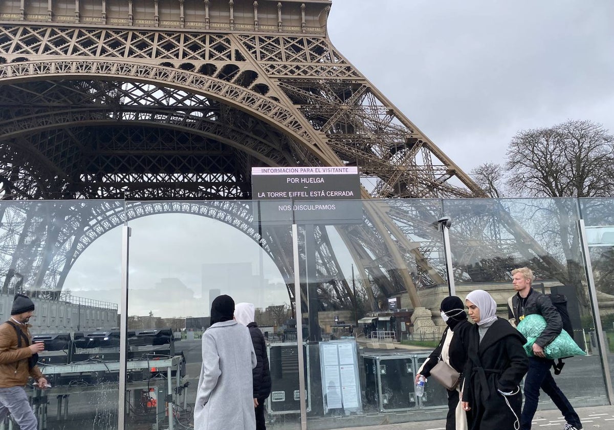La Torre Eiffel con el aviso de la huelga de personal en español