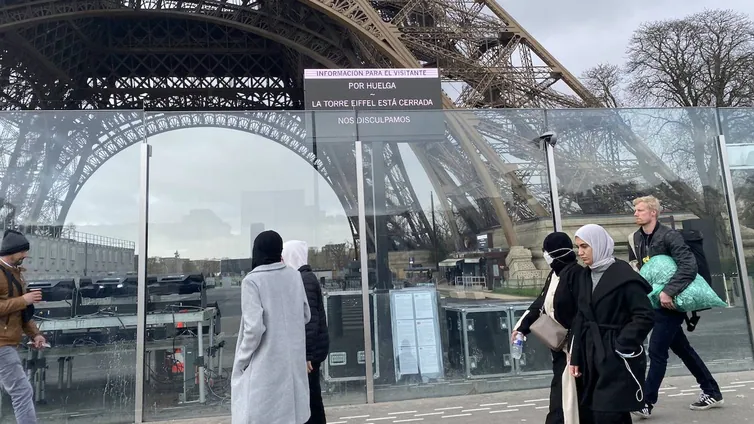 Huelga indefinida en la Torre Eiffel, los trabajadores alertan de que es víctima de una oxidación irreversible