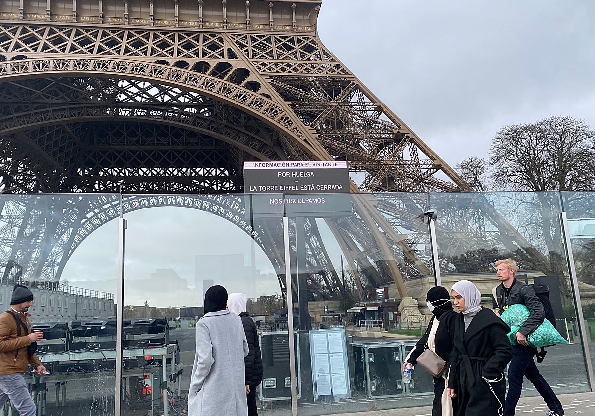 La Torre Eiffel en una imagen tomada el pasado viernes con el cartel que anunciaba la huelga