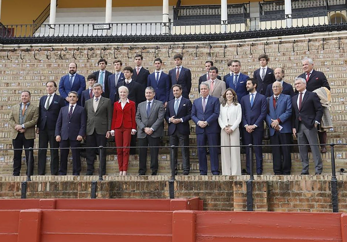 Entre los fotografiados, Santiago León Domecq, Antonio Sanz, Miguel Báez 'Litri', Tomás Burgos y Lourdes Fuster