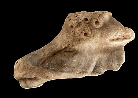 Imagen secundaria 1 - Cancel visigodo de la iglesia palatina, cabeza de cordero de mármol y colgante de oro con forma de hoja de vid de los siglos VI-VII