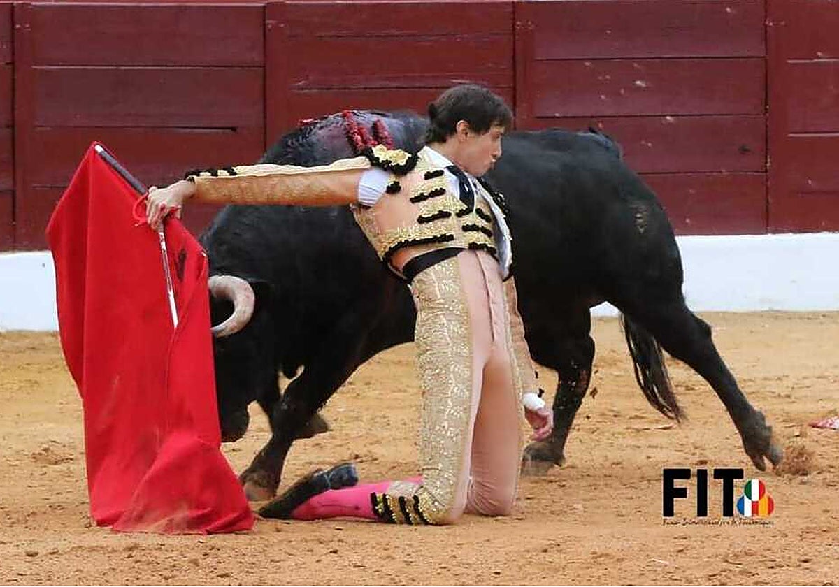 Roca Rey, de rodillas con el tercer toro