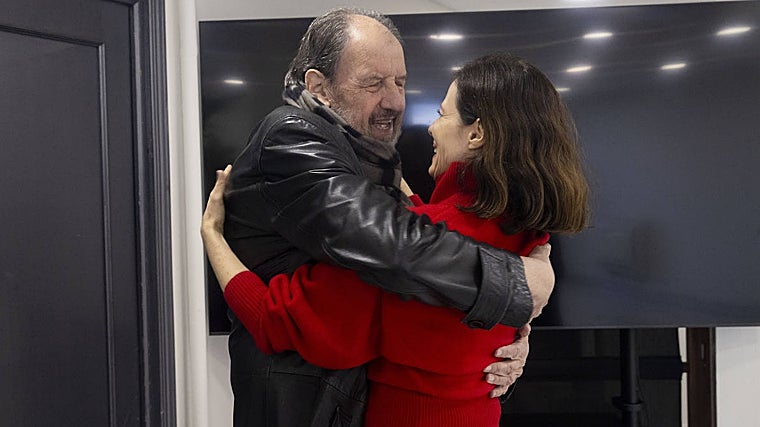 José María Pou y Aitana Sánchez-Gijón se abrazan al encontrarse