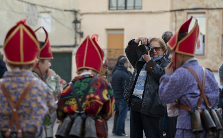 Imagen principal - Arriba, Cristina García Rodero, en acción en La Endiablada. Sobre estas líneas, a la izquierda, posando junto con un fotógrafo ambulante de Jaén y gran admirador, que deseaba hacerse una foto con ella; a la derecha, la fotógrafa ante un retrato de un diablo que hizo hace años y que donó al pueblo de Almonacid