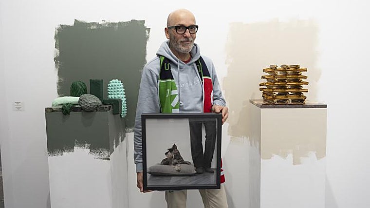 Luis Valverde rinde homenaje a José Martínez Calvo, la otra mitad de Espacio Mínimo, en su estand