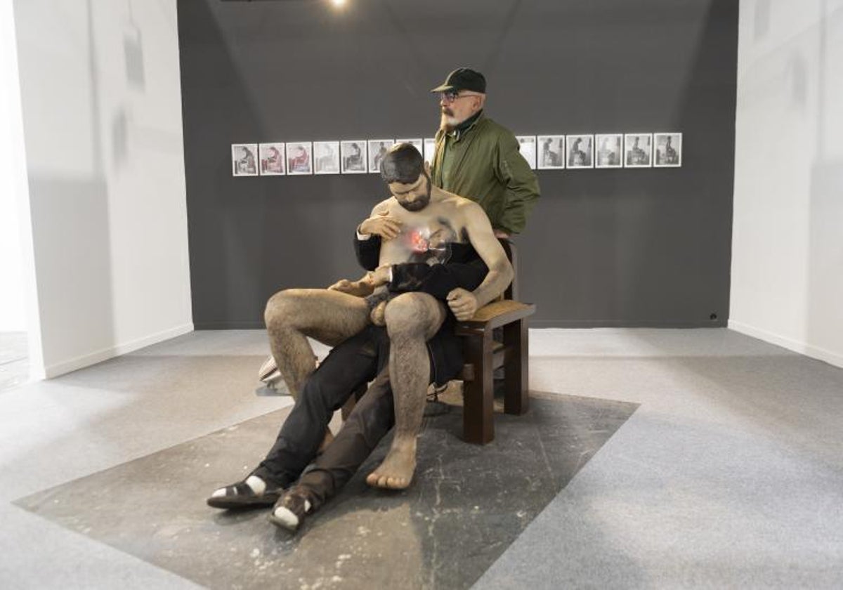 El artista Rodrigo, ayer en el estand de José de la Mano en ARCO junto a su obra 'Manuel', que ya estuvo en la feria en 1983, no exenta de polémica
