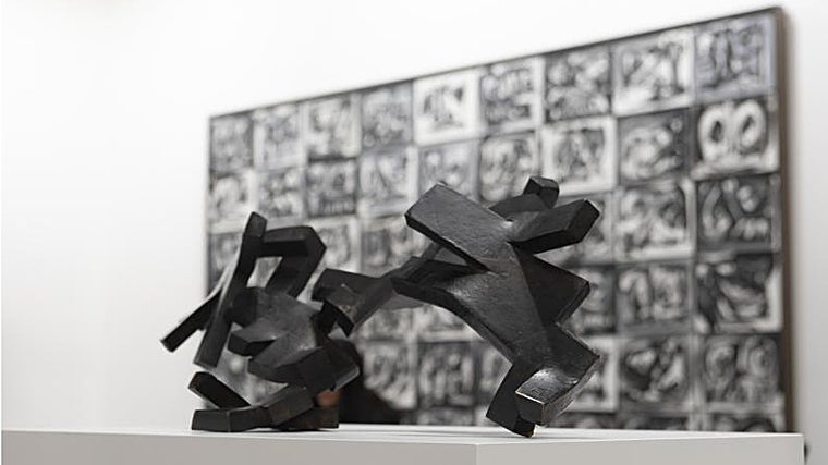 Al fondo, 'Metamorfosis', de Saura. En primer plano, 'Hierros del temblor', de Chillida. Ambas, en el estand de Mayoral