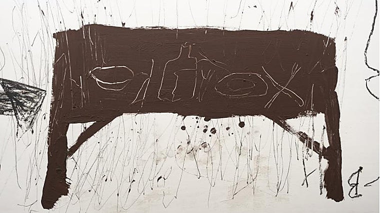 Detalle de una obra que Tàpies pintó en el suelo (aún son visibles las huellas de sus pies), a la venta en el estand de Prats Nogueras Blanchard