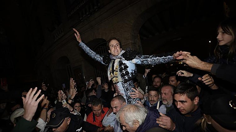 Román, por la puerta grande tras completar su hazaña