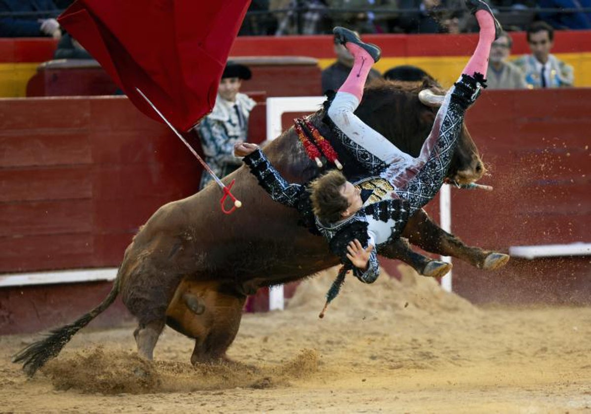 Román, en el momento de la voltereta en el quinto toro, un manso de Domingo Hernández
