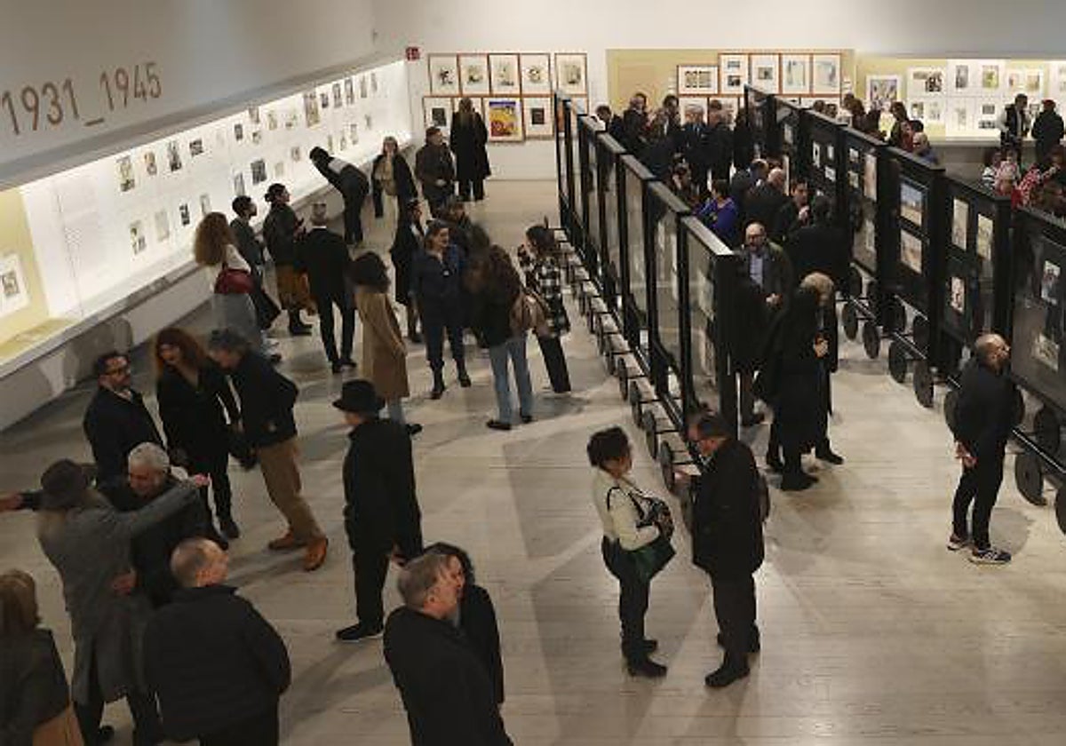 Asistentes a la exposición doble en el Museo ABC