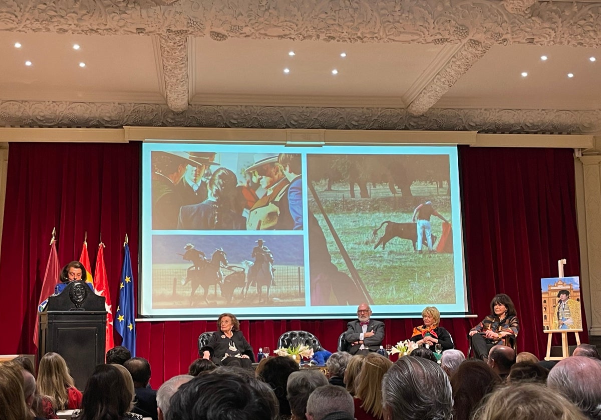 Doña Pilar hablando durante la charla