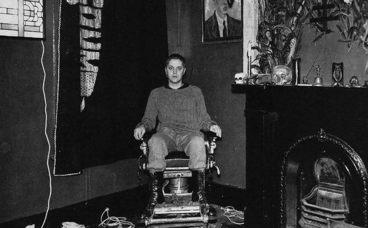 Imagen principal - 1. Foto de 'Tatler Magazine' 2. Genesis y Timothy Leary, en 1994  3. COUM Transmissions en Kiel, Alemania, en 1975 (Pedro Nicopoulos)