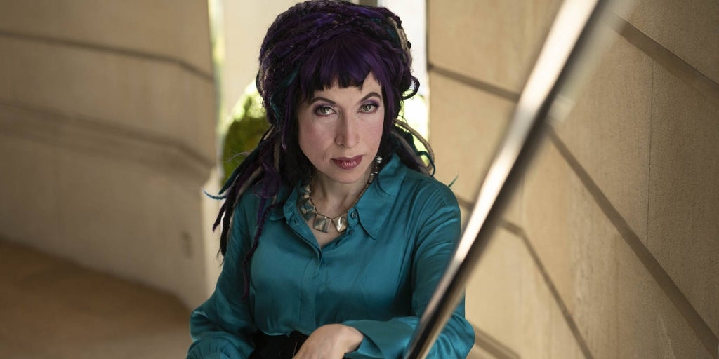 Sofi Oksanen: “Rusya cinsel şiddeti bir savaş silahı olarak normalleştirdi”