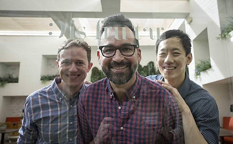 Imagen principal - Arriba: Loewi Lin y Robert Rearden en el restaurante michelín Disfrutar. Izquierda: La familia Riley paseando por Las Ramblas. Derecha: La familia Riley dentro del establecimiento de Turrones Vicens