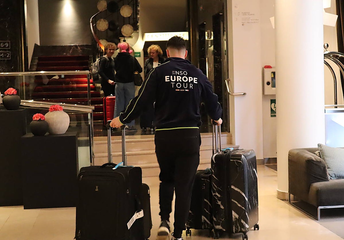 Uno de los músicos de la National Symphony Orchestra en el hotel Le Meridien tras aterrizar en Barcelona para arrancar la gira europea