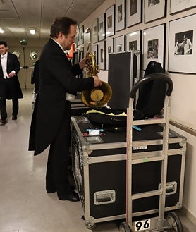 Imagen secundaria 2 - Abel Pereira saluda al maestro Noseda, exhausto y satisfecho del concierto, y recoge su instrumento cuidadosamente para la siguiente parada de la gira