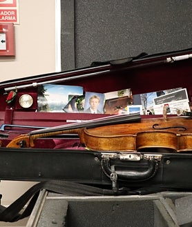 Imagen secundaria 2 - Los pasillos del Auditorio Nacional de Madrid se han convertido en bastidores portátiles y allí se arreglan los músicos, mientras otros toman un descanso