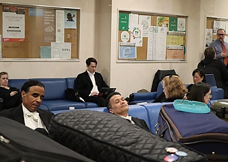 Imagen secundaria 1 - Los pasillos del Auditorio Nacional de Madrid se han convertido en bastidores portátiles y allí se arreglan los músicos, mientras otros toman un descanso