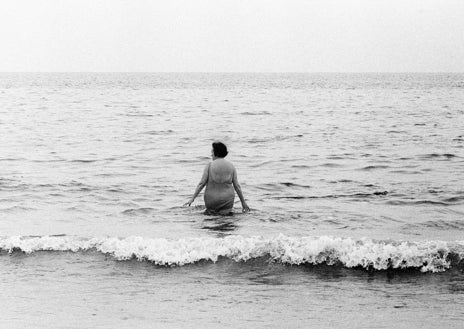 Imagen secundaria 1 - 'De arriba abajo, 'Putas en el Barrio Chino'. Barcelona, 1969. De la serie 'Una profesión arriesgada'; 'Entrando al mar'. Sitges, 1966; y 'Sesión de estudio para Consol Tura'. Barcelona, 1976. De la serie 'El arte de ser cosa'