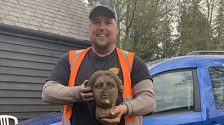 Creg Crawley con la escultura desenterrada