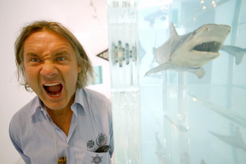 Damien Hirst junto a uno de sus tiburones conservados en formaldehído