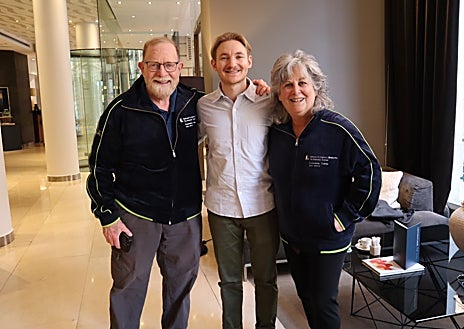 Imagen secundaria 1 - Los padres de Harrison Linsey, uno de los oboístas de la orquesta, viajaron desde Chicago para acompañar a su hijo en la gira europea de la NSO. Linsey tuvo el detalle de hacer un uniforme personalizado para sus padres durante la gira