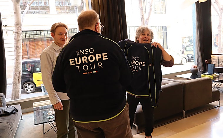 Imagen principal - Los padres de Harrison Linsey, uno de los oboístas de la orquesta, viajaron desde Chicago para acompañar a su hijo en la gira europea de la NSO. Linsey tuvo el detalle de hacer un uniforme personalizado para sus padres durante la gira