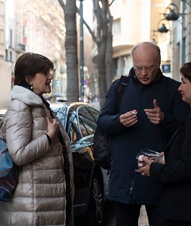 Imagen secundaria 2 - La llegada de los músicos de la NSO ha dejado estampas como la de Andrew Eng que lleva en sus brazos una silla de un bebé porque trae a su hijo pequeño de gira. También, la llegada del maestro Gianandrea Noseda junto a su mujer Lucia Noseda al hotel Le Meridien