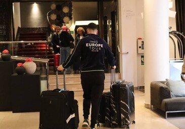 Uno de los músicos de la National Symphony Orchestra en el hotel Le Meridien tras aterrizar en Barcelona para arrancar la gira europea