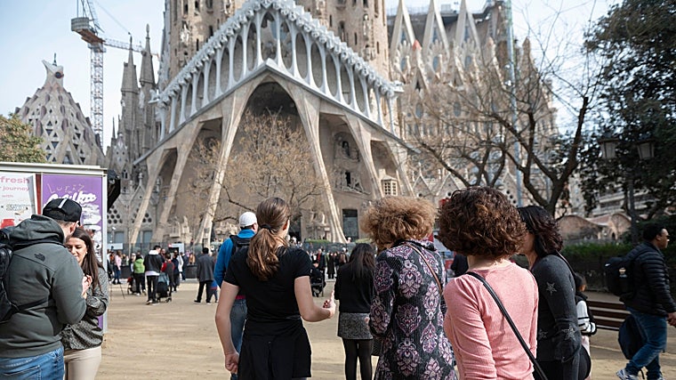 Marissa y el resto del grupo llegan a la Plaza de Gaudí en Barcelona
