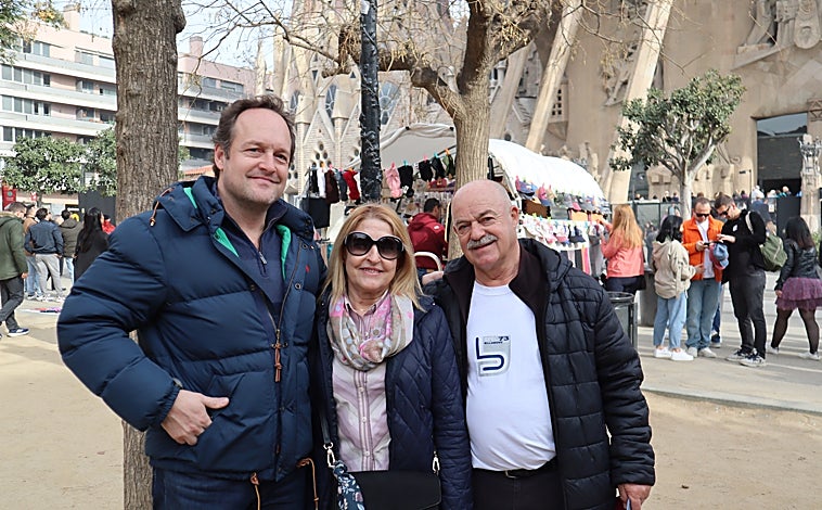 Imagen principal - Arriba. Abel Pereira junto a sus emocionados padres en la Sagrada Familia. Izquierda: Marissa posa junto a su familia y miembros de la orquesta y Pereira interrumpe el momento espontáneamente. Derecha: Marissa sorprendida ante una carnicería 