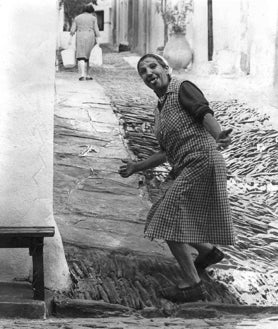 Imagen secundaria 2 - Arriba, Josep Pla con Lilian Hirsch en Gerona, año 1948. A la izquierda, el escritor con la argentina Luz de Santa Coloma y la madre de ella en la Costa Brava. A la derecha, Consuelo Robles en Cadaqués, años setenta