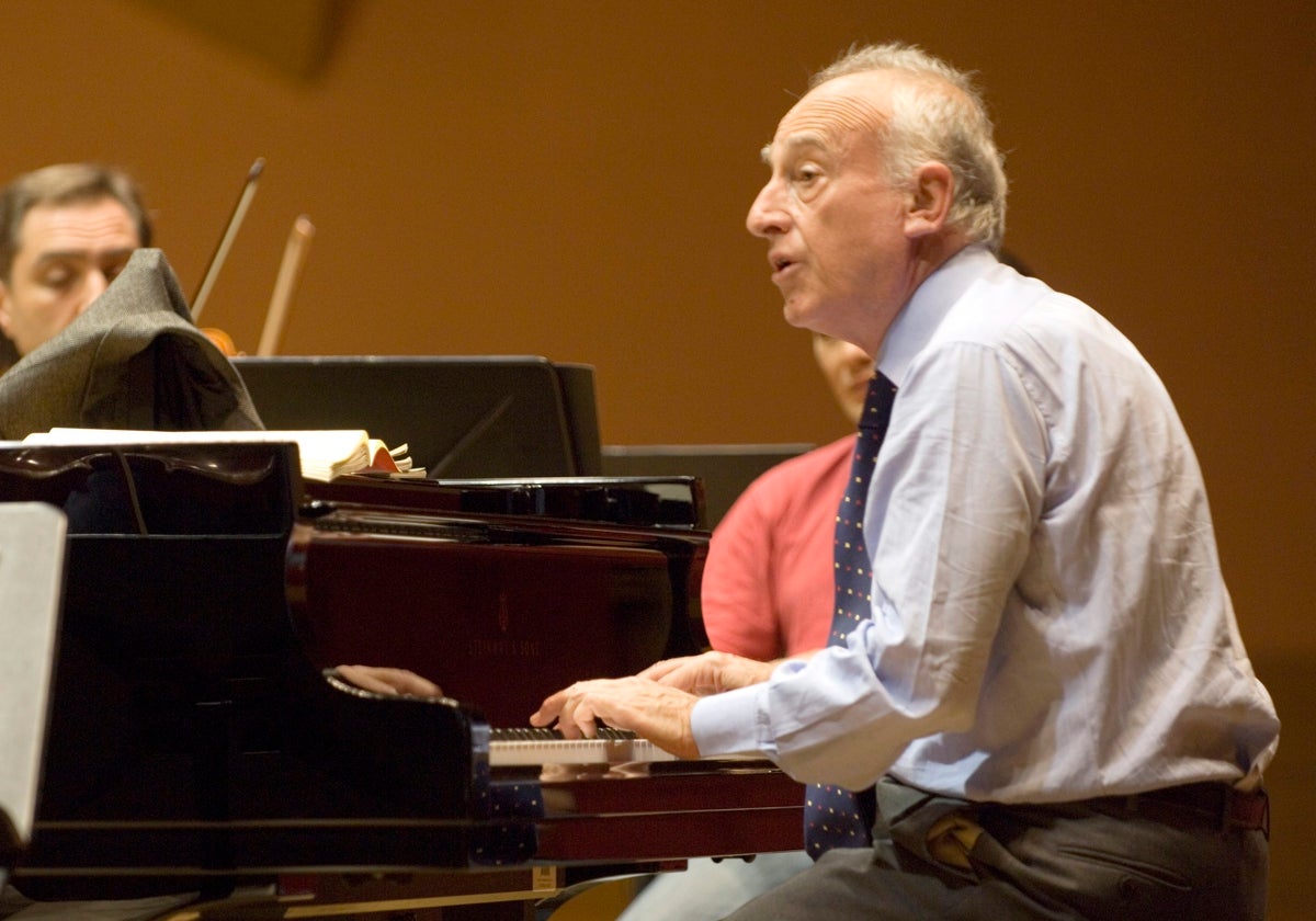 Maurizio Pollini, durante uno de sus conciertos en 2002
