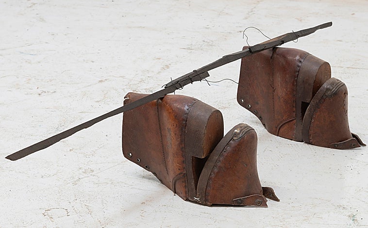 Imagen principal - De arriba abajo, 'Sin ello' (2024); 'Zapateo' (2024); y 'Mesa sin ventana (discrección)'