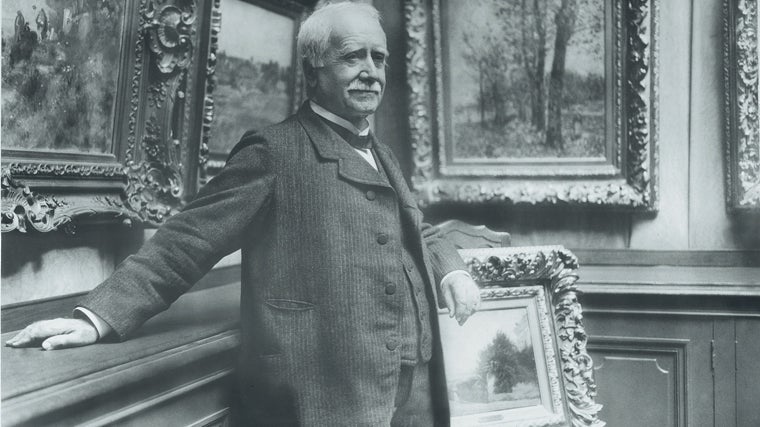 Paul Durand-Ruel, en su galería en 1910, junto a algunas pinturas impresionistas