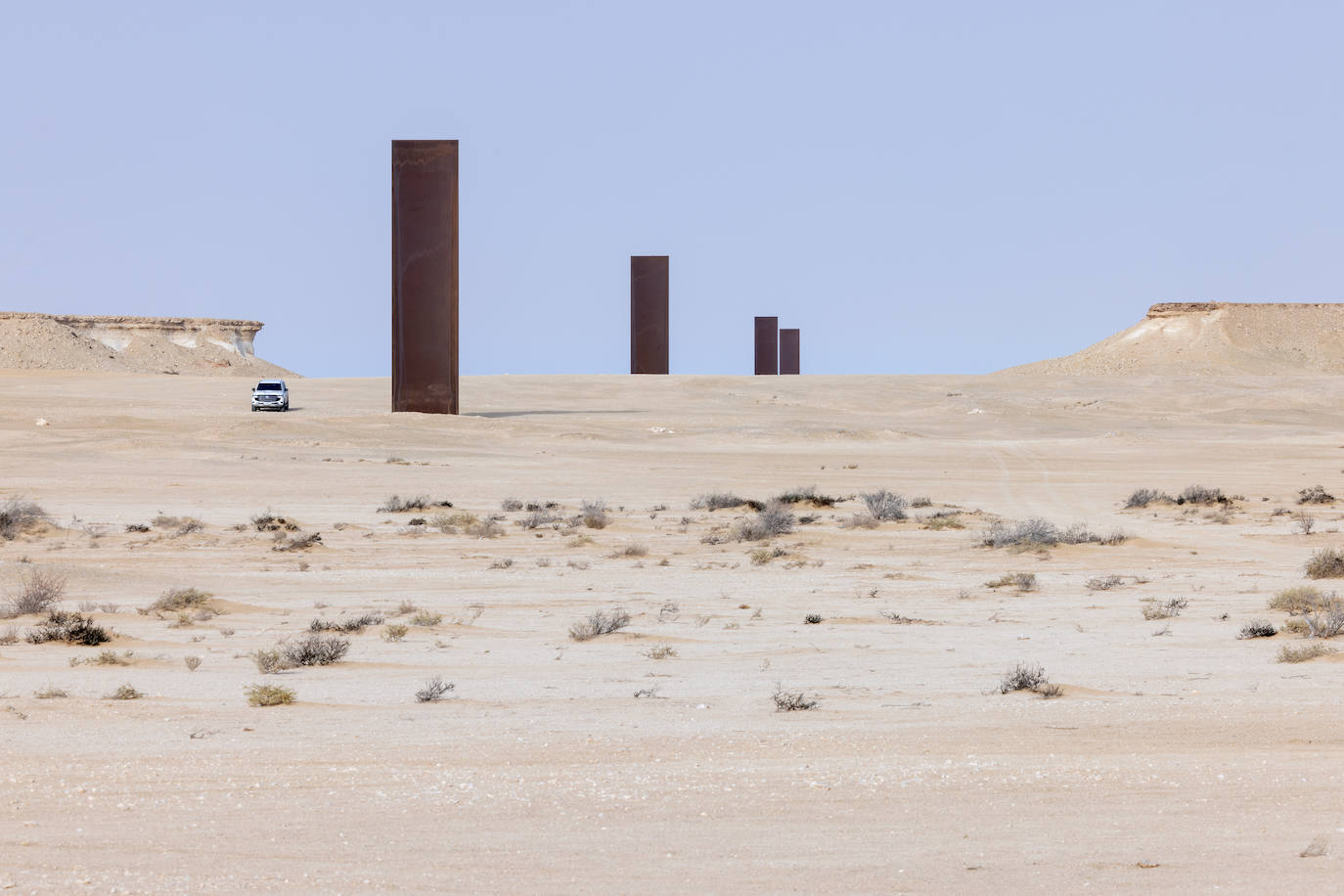 'East-West/West-East', obra de Richard Serra en la la Reserva Natural Brouq de Qatar